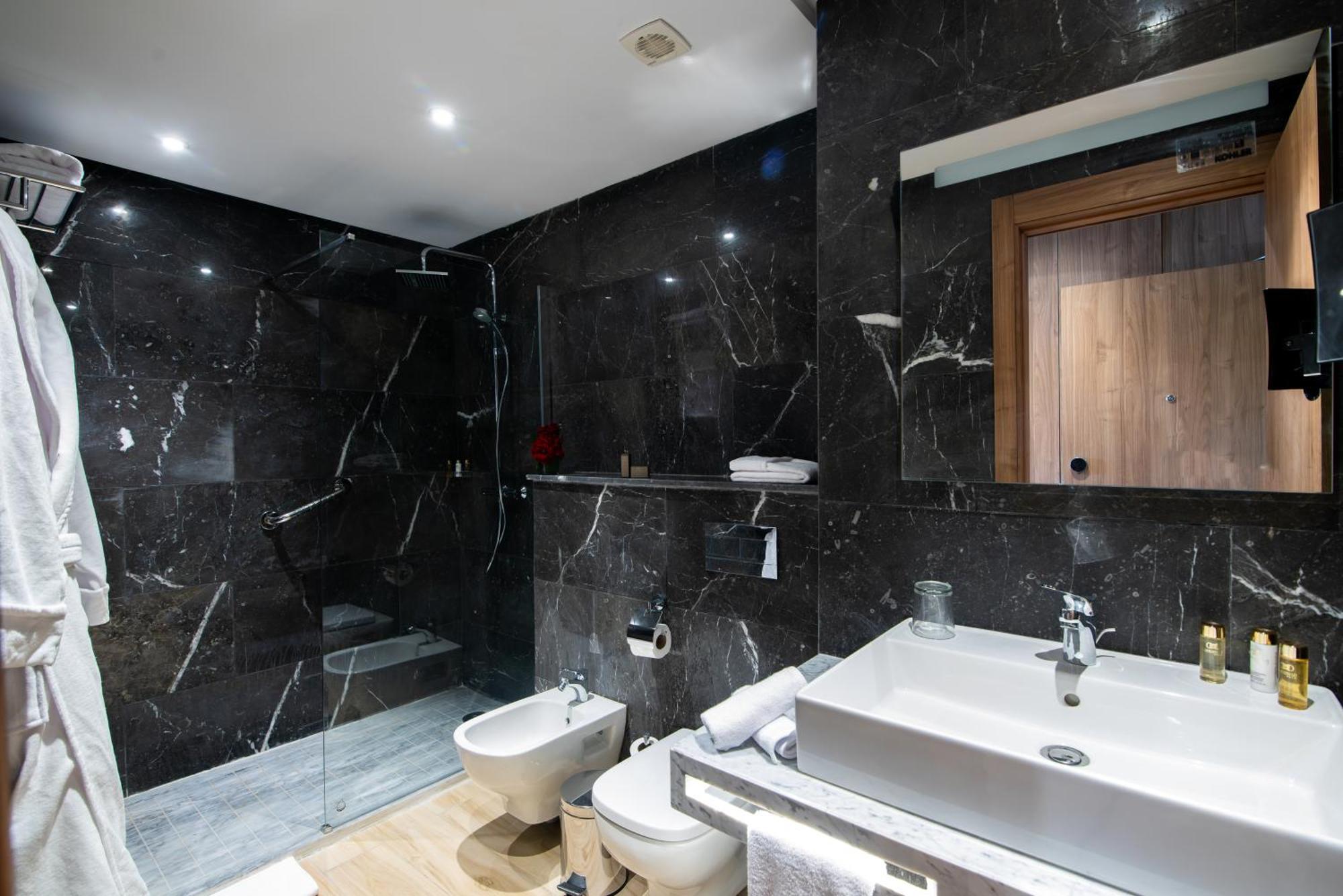 Dominium Palace อกาดีร์ ภายนอก รูปภาพ Bathroom with shower enclosure